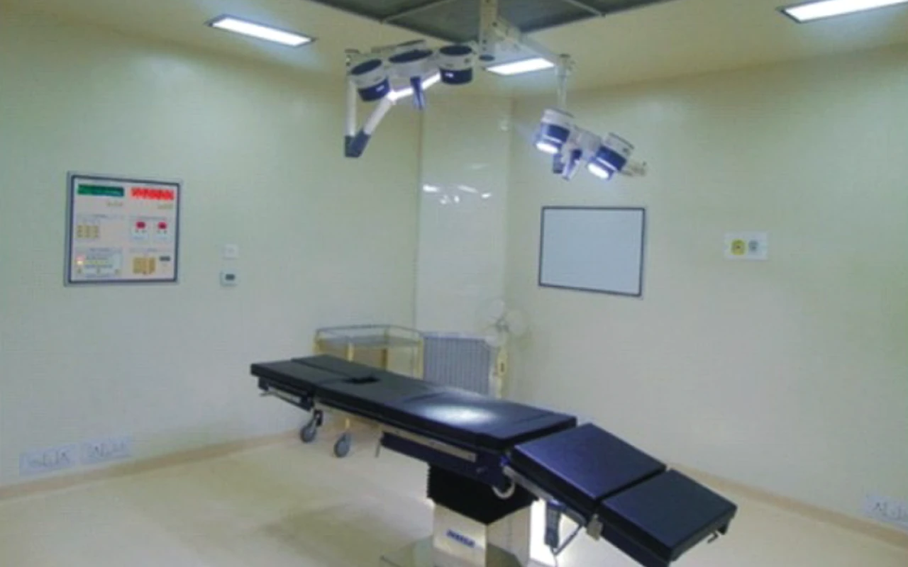 Completed modular operating theatre with laminar airflow ceiling